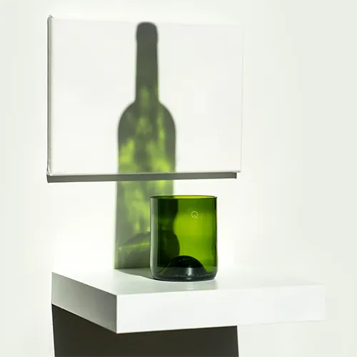 Bouteille en verre transformée en verre à boire, exemple d'objet de décoration en verre recyclé