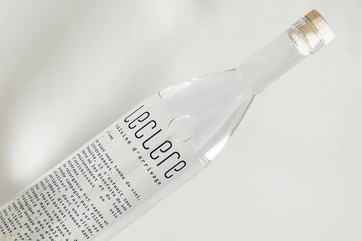 Bouteille en verre transparent sérigraphiée de texte noir