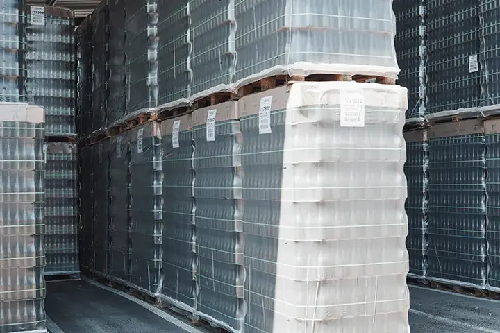 Palettes de bouteilles en verre filmées dans le dépôt logistique
