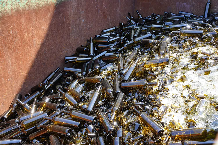Calcin, verre recyclé destiné à la refonte dans les fours verriers